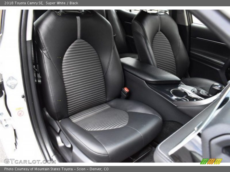 Super White / Black 2018 Toyota Camry SE
