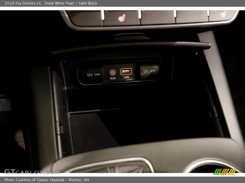 Snow White Pearl / Satin Black 2016 Kia Sorento LX