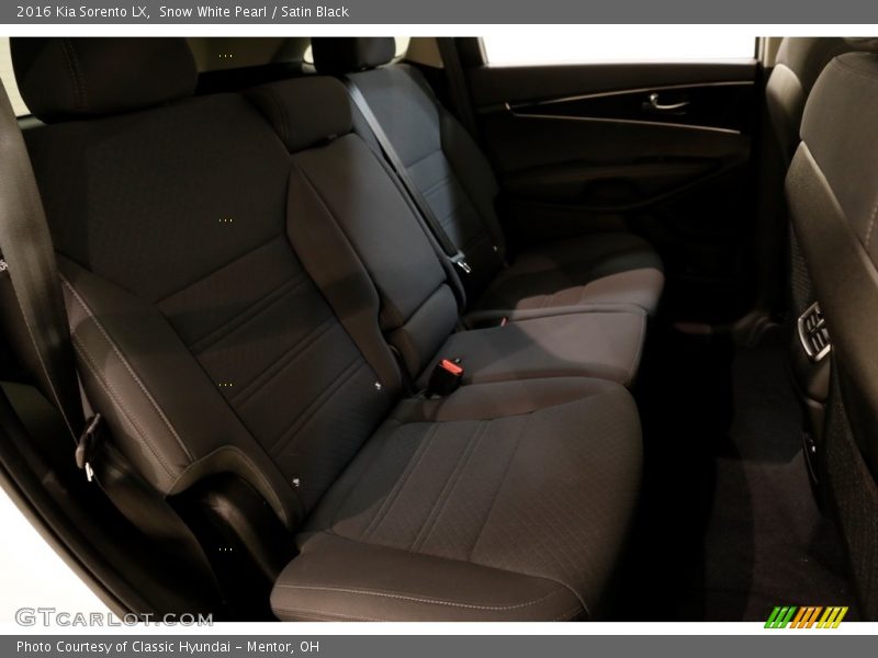 Snow White Pearl / Satin Black 2016 Kia Sorento LX