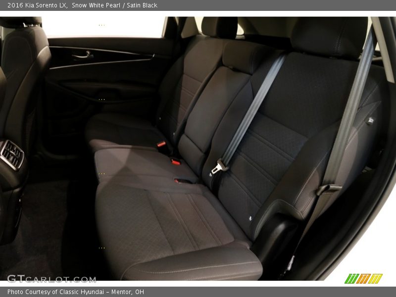 Snow White Pearl / Satin Black 2016 Kia Sorento LX