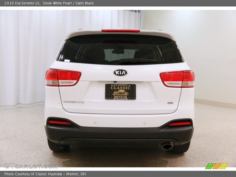 Snow White Pearl / Satin Black 2016 Kia Sorento LX