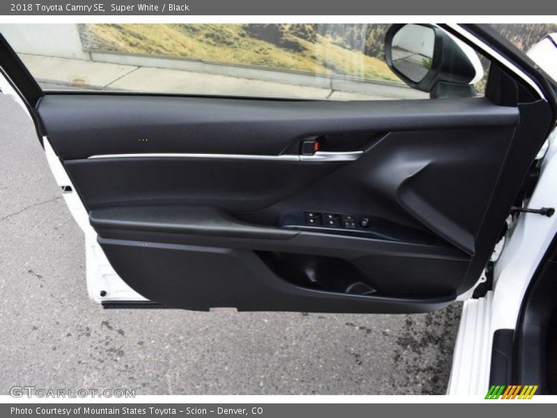Super White / Black 2018 Toyota Camry SE