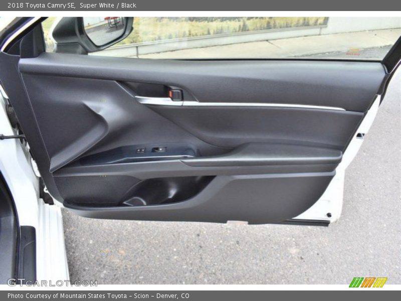 Super White / Black 2018 Toyota Camry SE