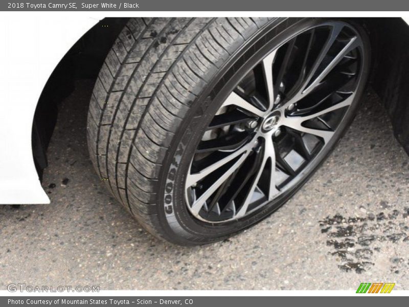 Super White / Black 2018 Toyota Camry SE