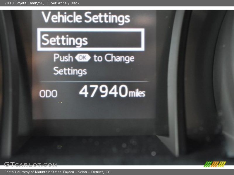 Super White / Black 2018 Toyota Camry SE