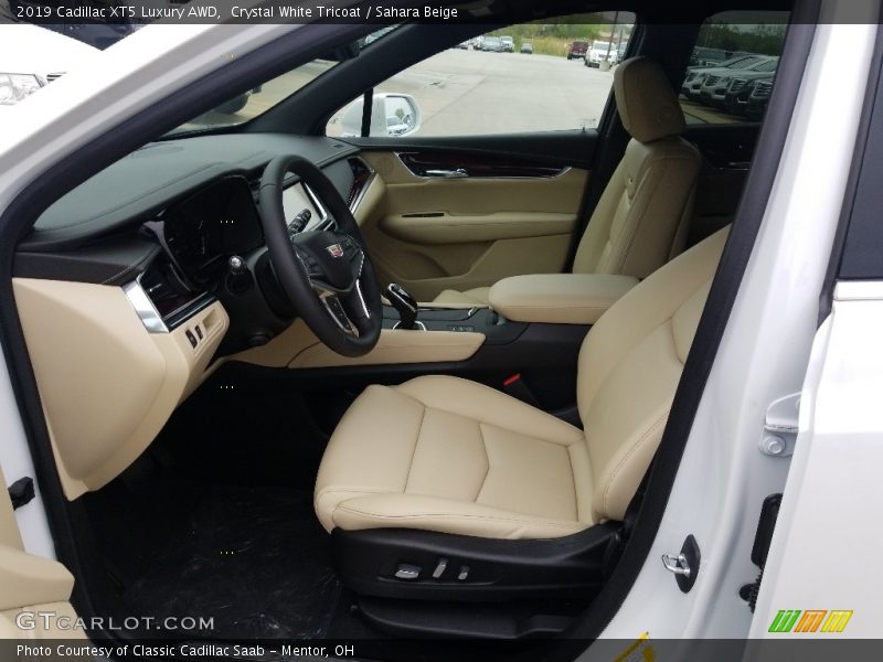 Crystal White Tricoat / Sahara Beige 2019 Cadillac XT5 Luxury AWD