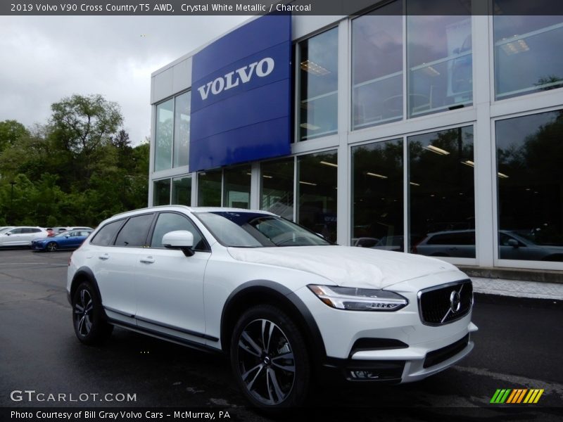 Front 3/4 View of 2019 V90 Cross Country T5 AWD