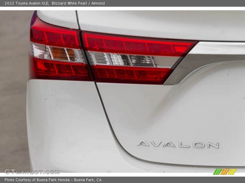 Blizzard White Pearl / Almond 2013 Toyota Avalon XLE