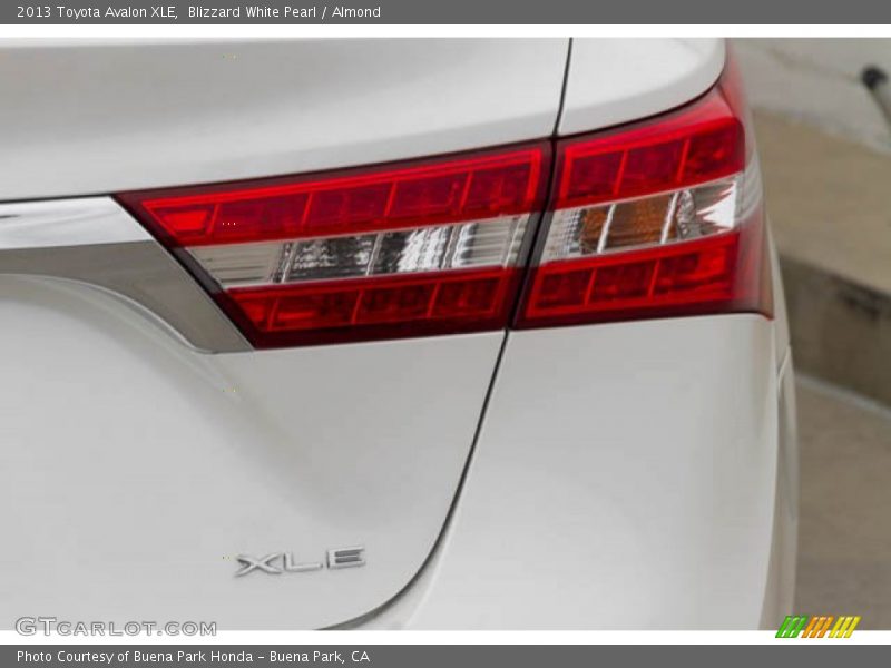 Blizzard White Pearl / Almond 2013 Toyota Avalon XLE