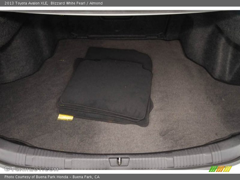 Blizzard White Pearl / Almond 2013 Toyota Avalon XLE