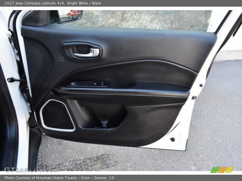 Bright White / Black 2017 Jeep Compass Latitude 4x4