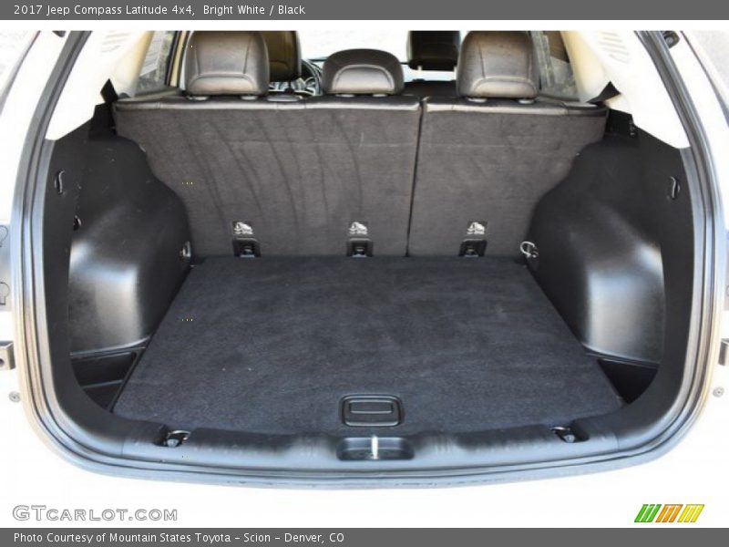 Bright White / Black 2017 Jeep Compass Latitude 4x4