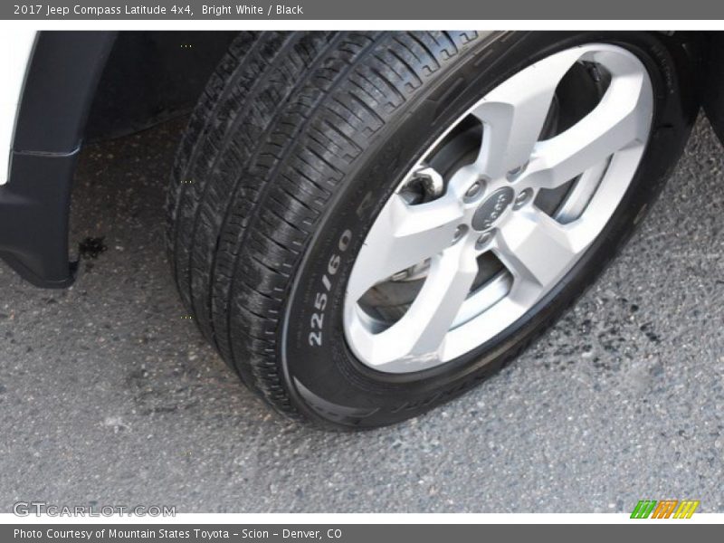 Bright White / Black 2017 Jeep Compass Latitude 4x4
