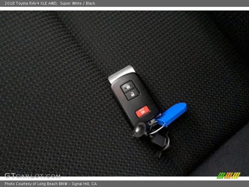 Super White / Black 2018 Toyota RAV4 XLE AWD