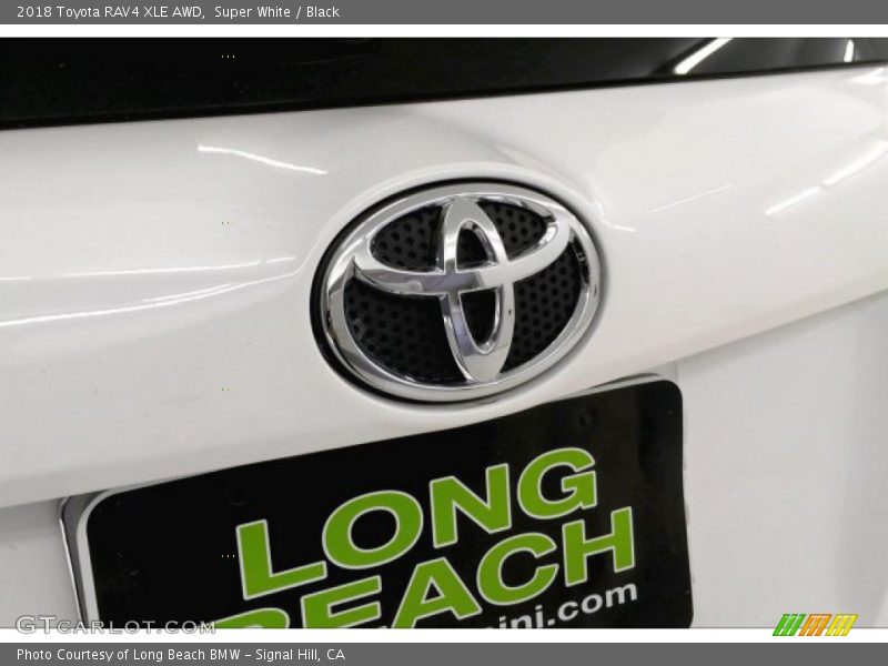 Super White / Black 2018 Toyota RAV4 XLE AWD