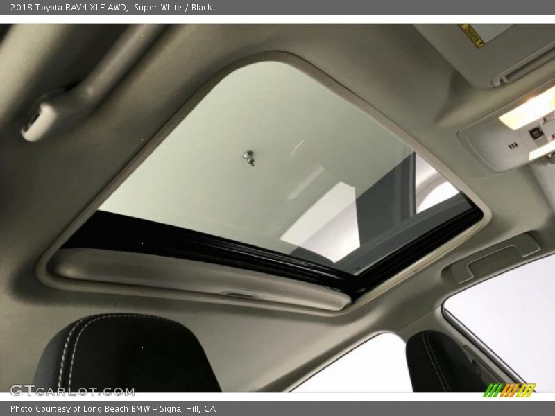 Super White / Black 2018 Toyota RAV4 XLE AWD