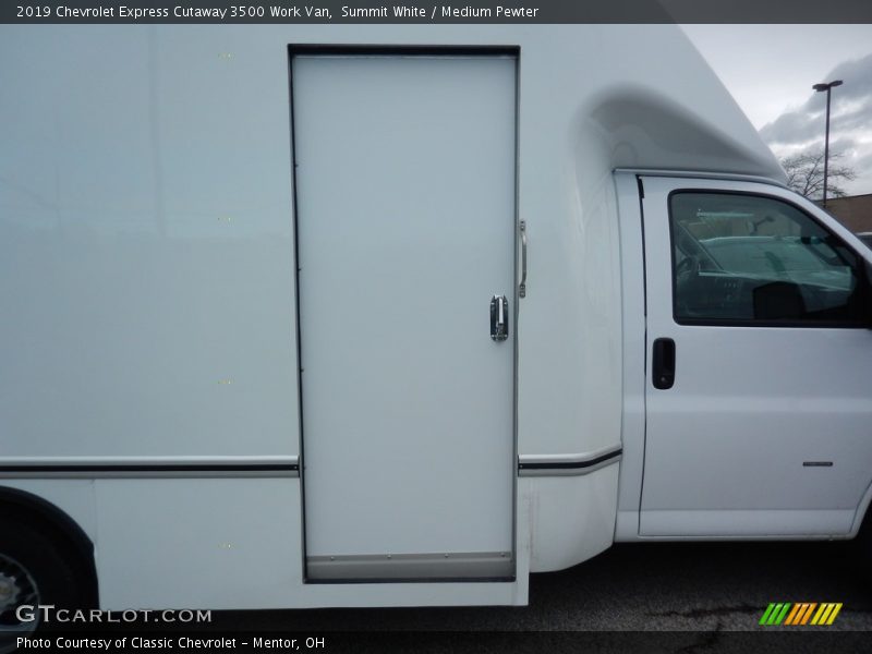 Summit White / Medium Pewter 2019 Chevrolet Express Cutaway 3500 Work Van