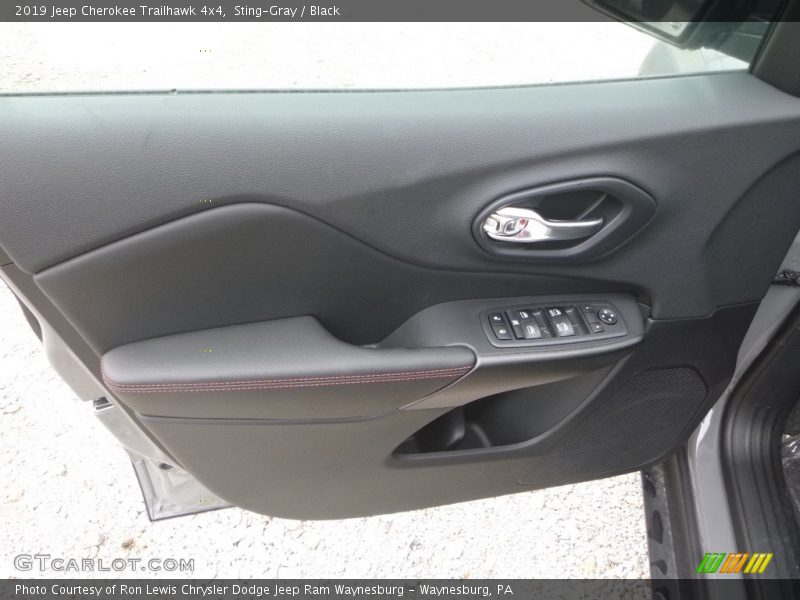 Sting-Gray / Black 2019 Jeep Cherokee Trailhawk 4x4