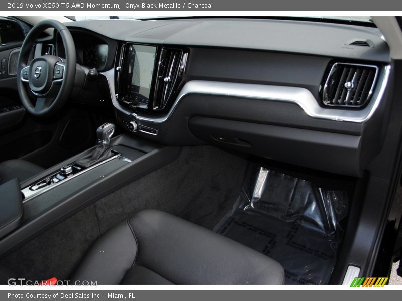 Onyx Black Metallic / Charcoal 2019 Volvo XC60 T6 AWD Momentum