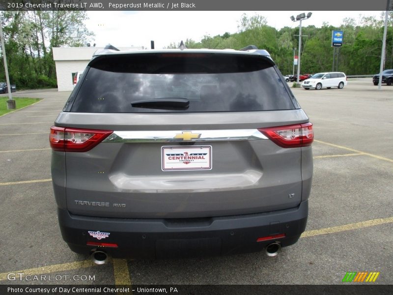 Pepperdust Metallic / Jet Black 2019 Chevrolet Traverse LT AWD