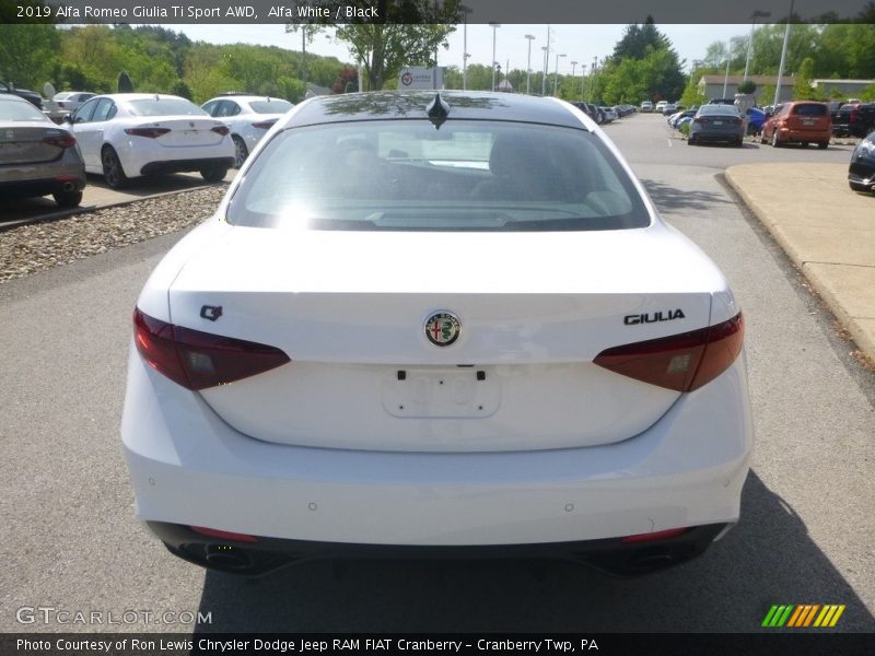 Alfa White / Black 2019 Alfa Romeo Giulia Ti Sport AWD
