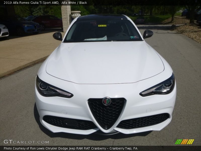 Alfa White / Black 2019 Alfa Romeo Giulia Ti Sport AWD