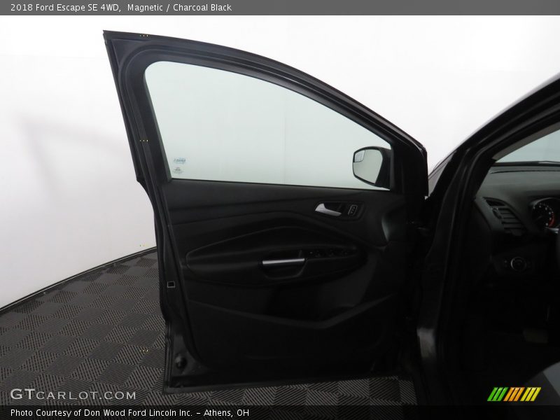 Magnetic / Charcoal Black 2018 Ford Escape SE 4WD