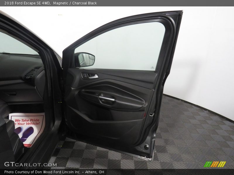 Magnetic / Charcoal Black 2018 Ford Escape SE 4WD