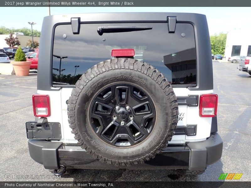 Bright White / Black 2017 Jeep Wrangler Unlimited Willys Wheeler 4x4