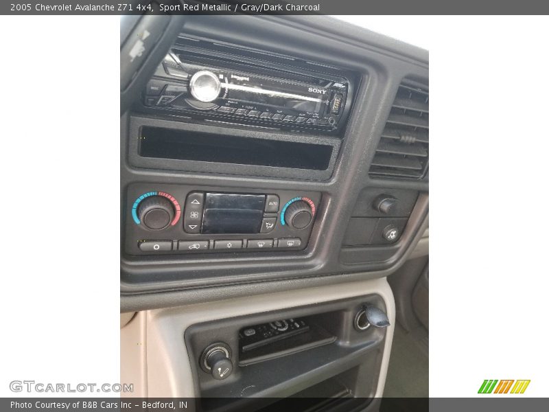 Sport Red Metallic / Gray/Dark Charcoal 2005 Chevrolet Avalanche Z71 4x4