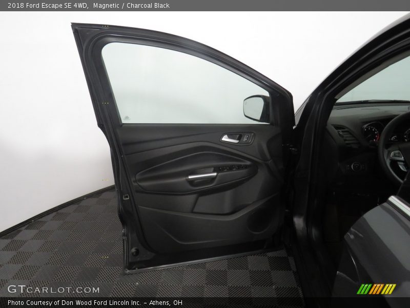 Magnetic / Charcoal Black 2018 Ford Escape SE 4WD