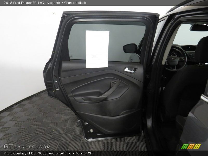 Magnetic / Charcoal Black 2018 Ford Escape SE 4WD