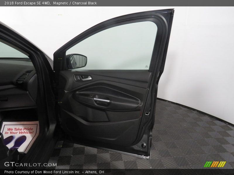 Magnetic / Charcoal Black 2018 Ford Escape SE 4WD