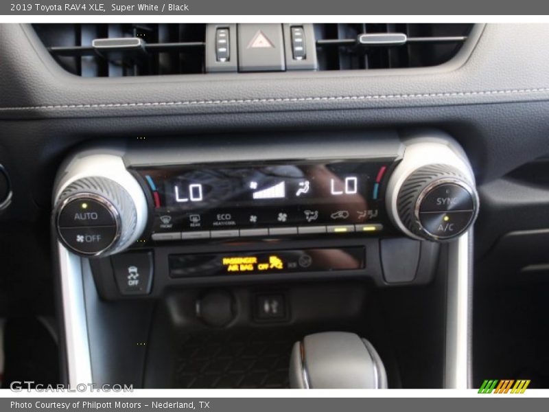 Super White / Black 2019 Toyota RAV4 XLE