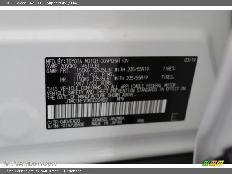 Super White / Black 2019 Toyota RAV4 XLE