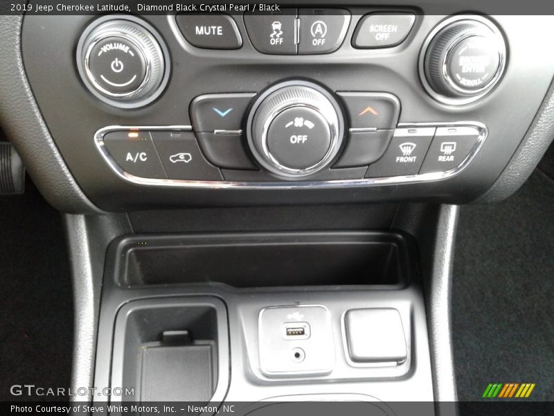 Diamond Black Crystal Pearl / Black 2019 Jeep Cherokee Latitude