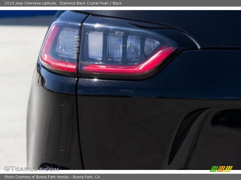 Diamond Black Crystal Pearl / Black 2019 Jeep Cherokee Latitude