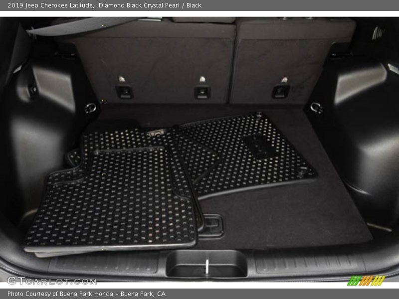 Diamond Black Crystal Pearl / Black 2019 Jeep Cherokee Latitude