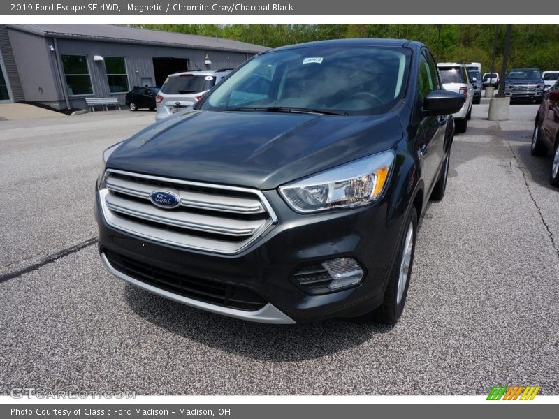 Magnetic / Chromite Gray/Charcoal Black 2019 Ford Escape SE 4WD