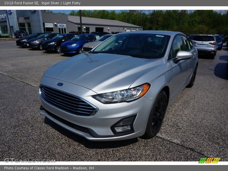 Ingot Silver / Light Putty 2019 Ford Fusion SE