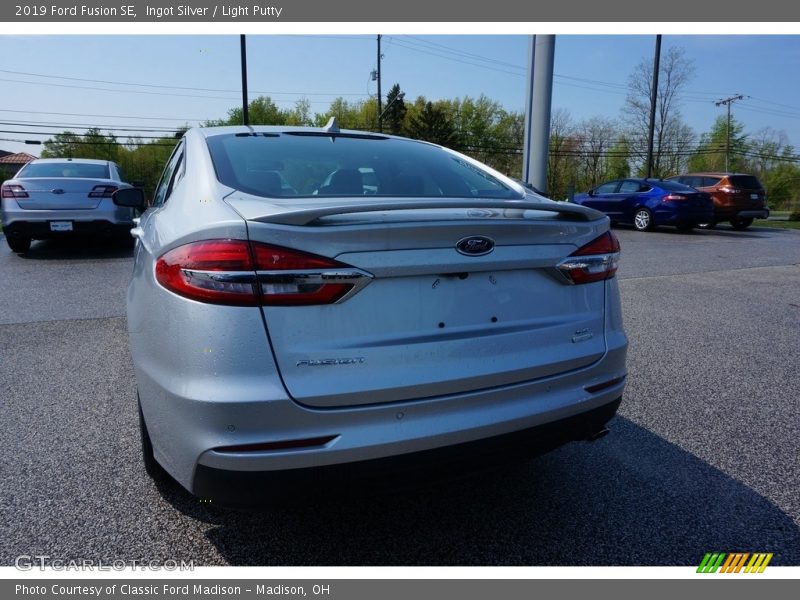 Ingot Silver / Light Putty 2019 Ford Fusion SE