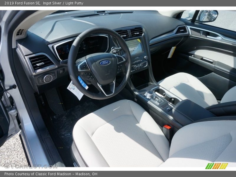 Ingot Silver / Light Putty 2019 Ford Fusion SE