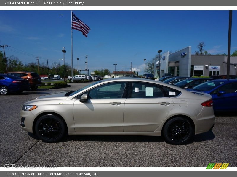 White Gold / Light Putty 2019 Ford Fusion SE
