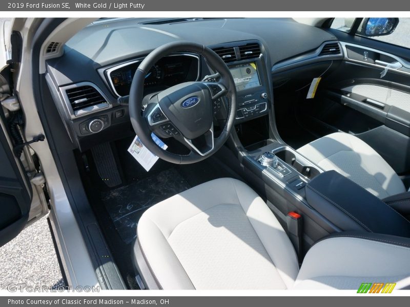 White Gold / Light Putty 2019 Ford Fusion SE