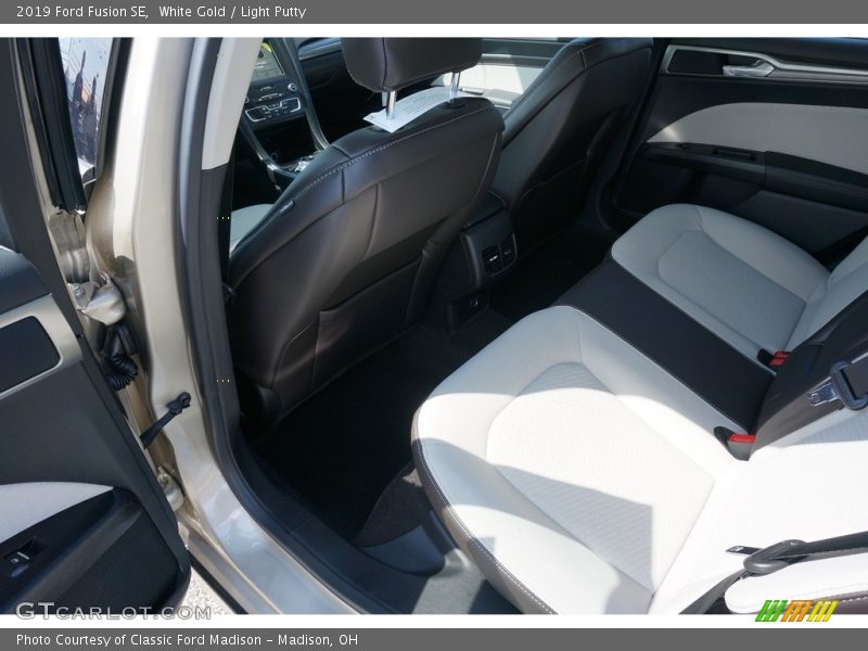 White Gold / Light Putty 2019 Ford Fusion SE