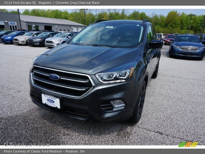 Magnetic / Chromite Gray/Charcoal Black 2019 Ford Escape SE