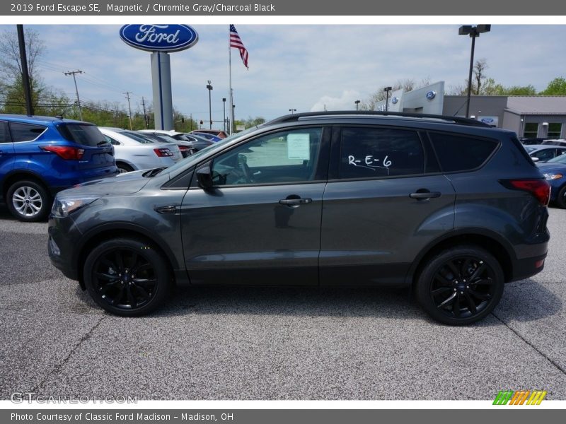 Magnetic / Chromite Gray/Charcoal Black 2019 Ford Escape SE