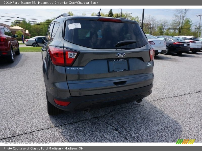 Magnetic / Chromite Gray/Charcoal Black 2019 Ford Escape SE