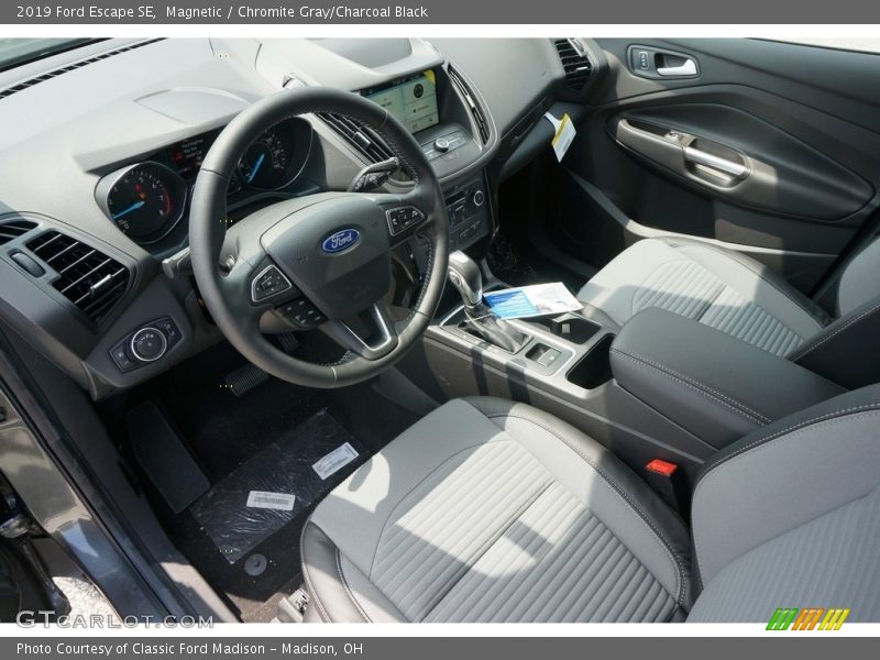 Magnetic / Chromite Gray/Charcoal Black 2019 Ford Escape SE