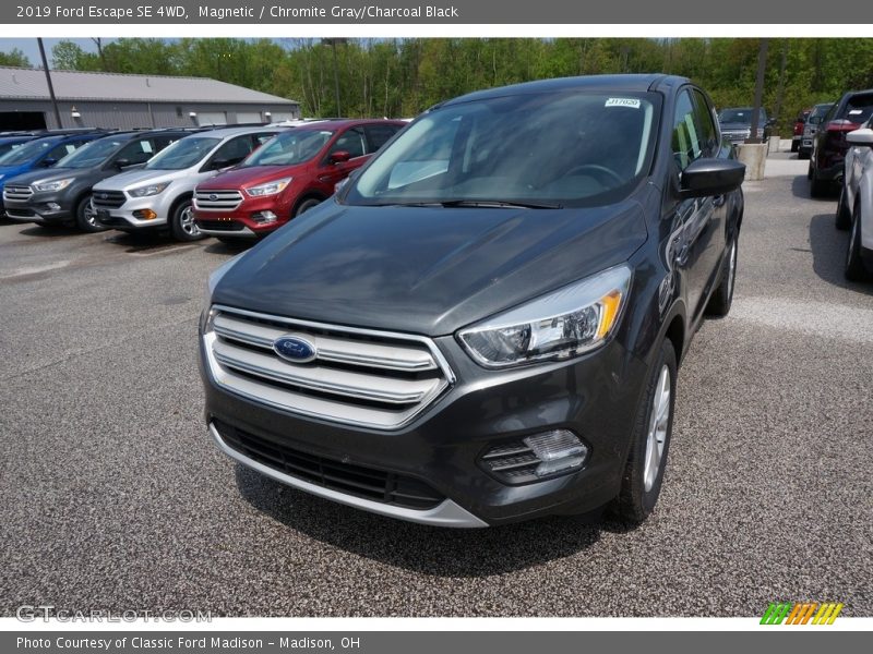 Magnetic / Chromite Gray/Charcoal Black 2019 Ford Escape SE 4WD